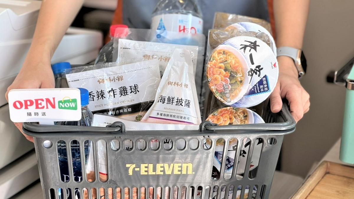 t超商門市已加強存貨控制，特別是在麵包、泡麵、速食、罐頭食品等防颱重點物資。(圖／業者提供）