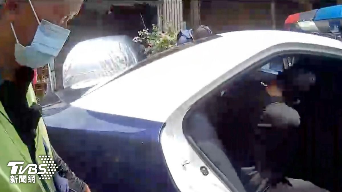 警方到場將李嫌依竊盜罪現行犯逮捕並帶返所釐清案情。（圖／TVBS）