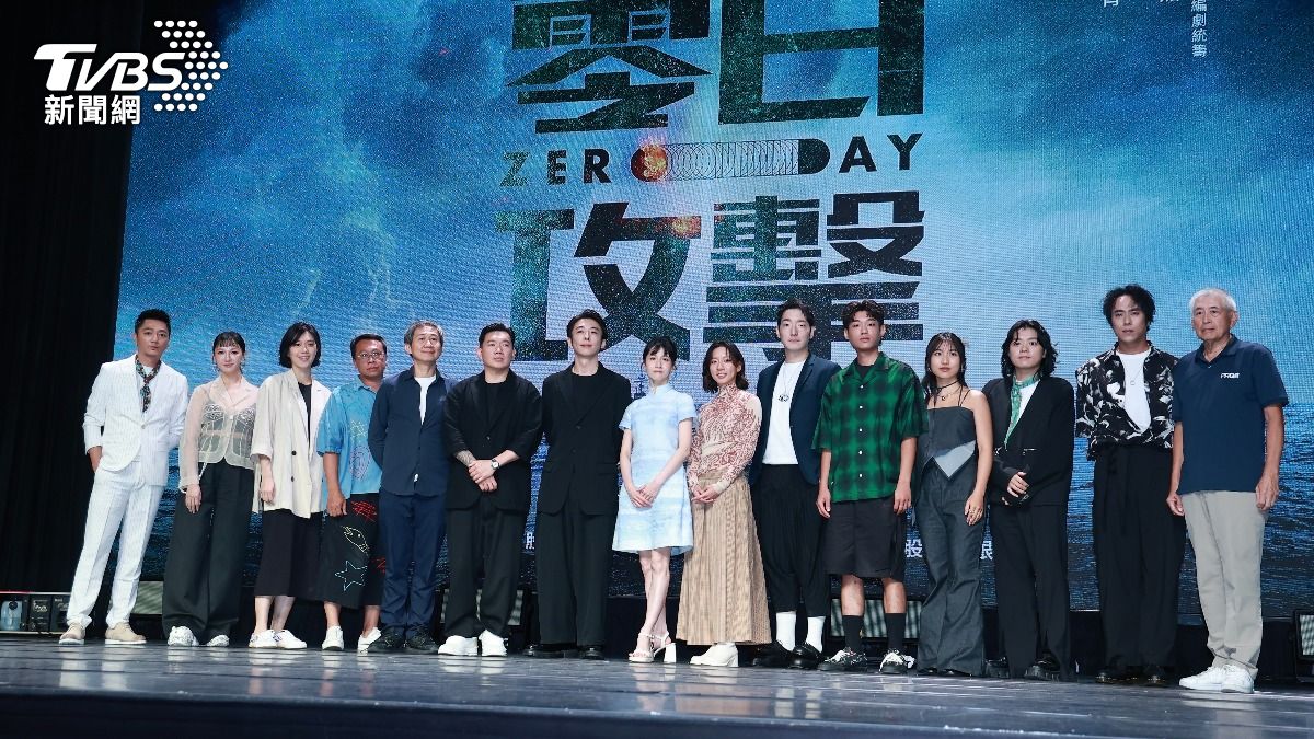 杜汶澤(左六)、高橋一生(左七)在台劇《零日攻擊ZERO DAY》軋一角。(圖/黃城碩攝)