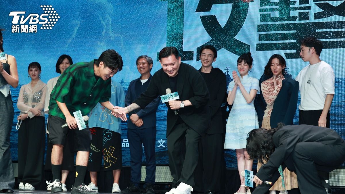 謝章穎(左)、洪群鈞(右)搞笑作勢向杜汶澤下跪。(圖/黃城碩攝)