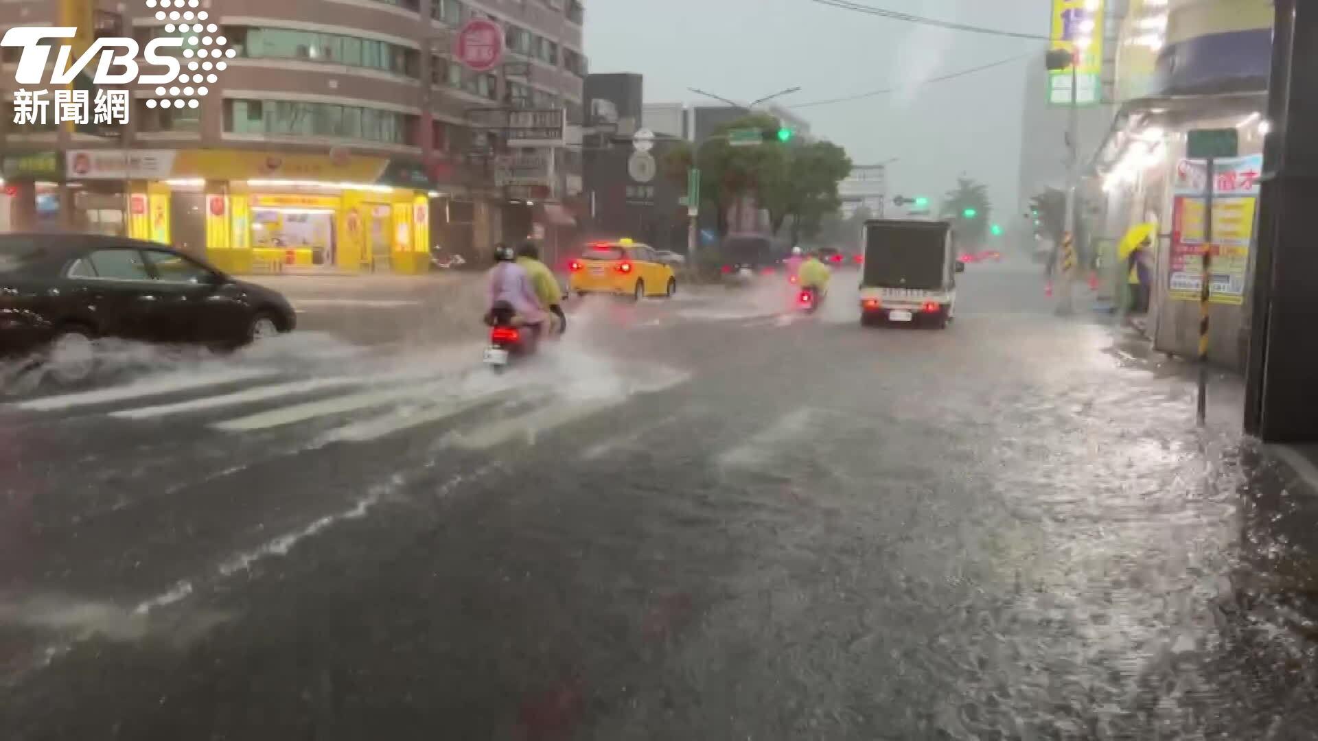台南永康區馬路變小河。(圖/TVBS)