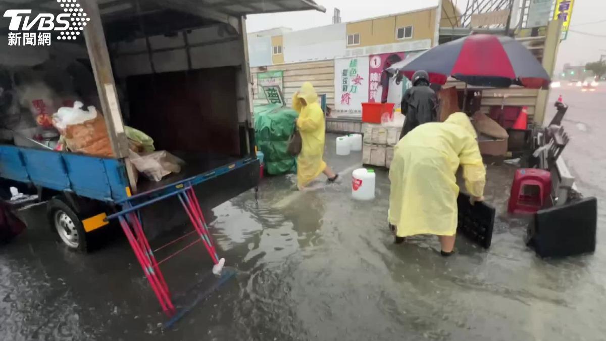 我家門前有小河!凱米雨彈狂炸台南 路面淹水汽機車掀浪花