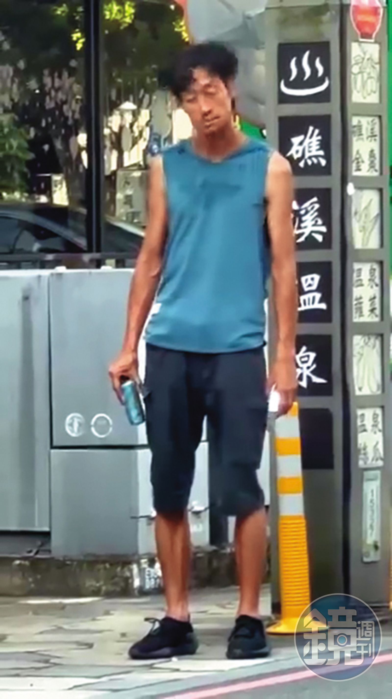 6月24日唐治平曾現身宜蘭礁溪，被民眾拍到在路邊搖頭晃腦，舉止異常。（圖／鏡週刊）