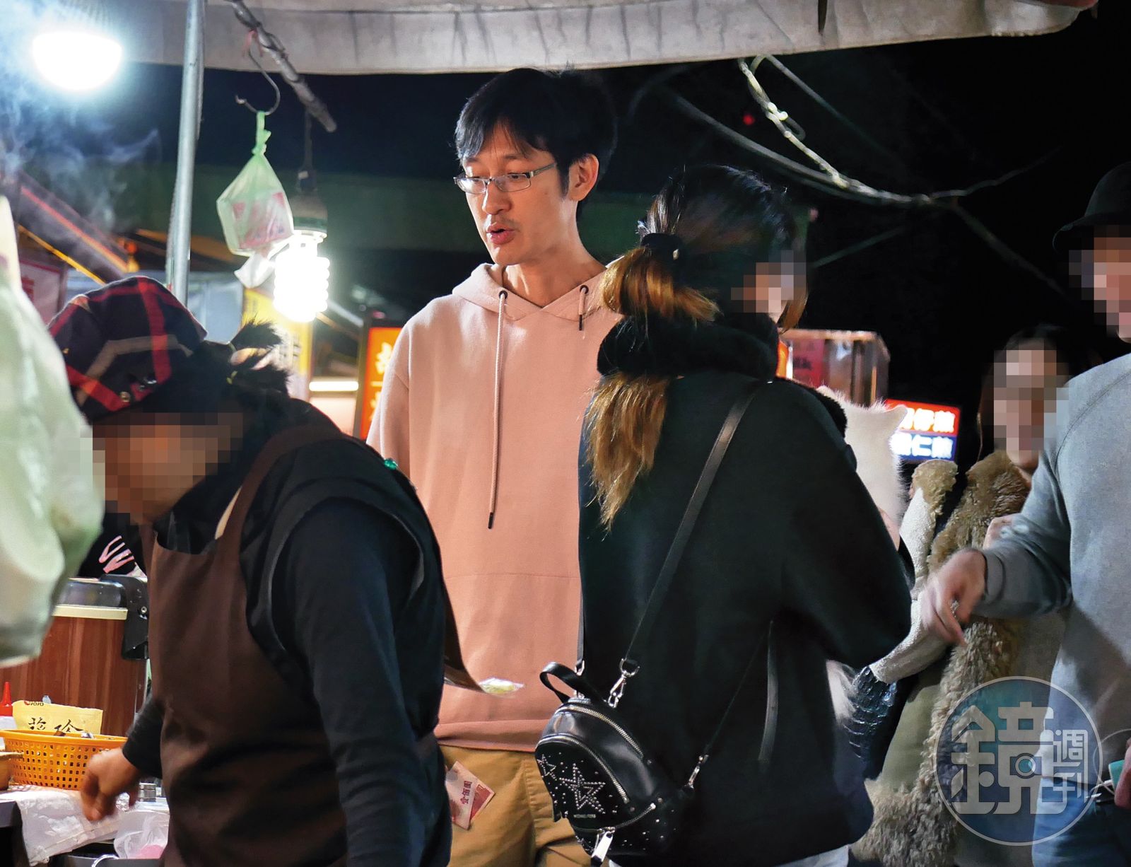 2019年，唐治平（中）曾被拍到和當時的同居女友（右）一起覓食。（圖／鏡週刊）