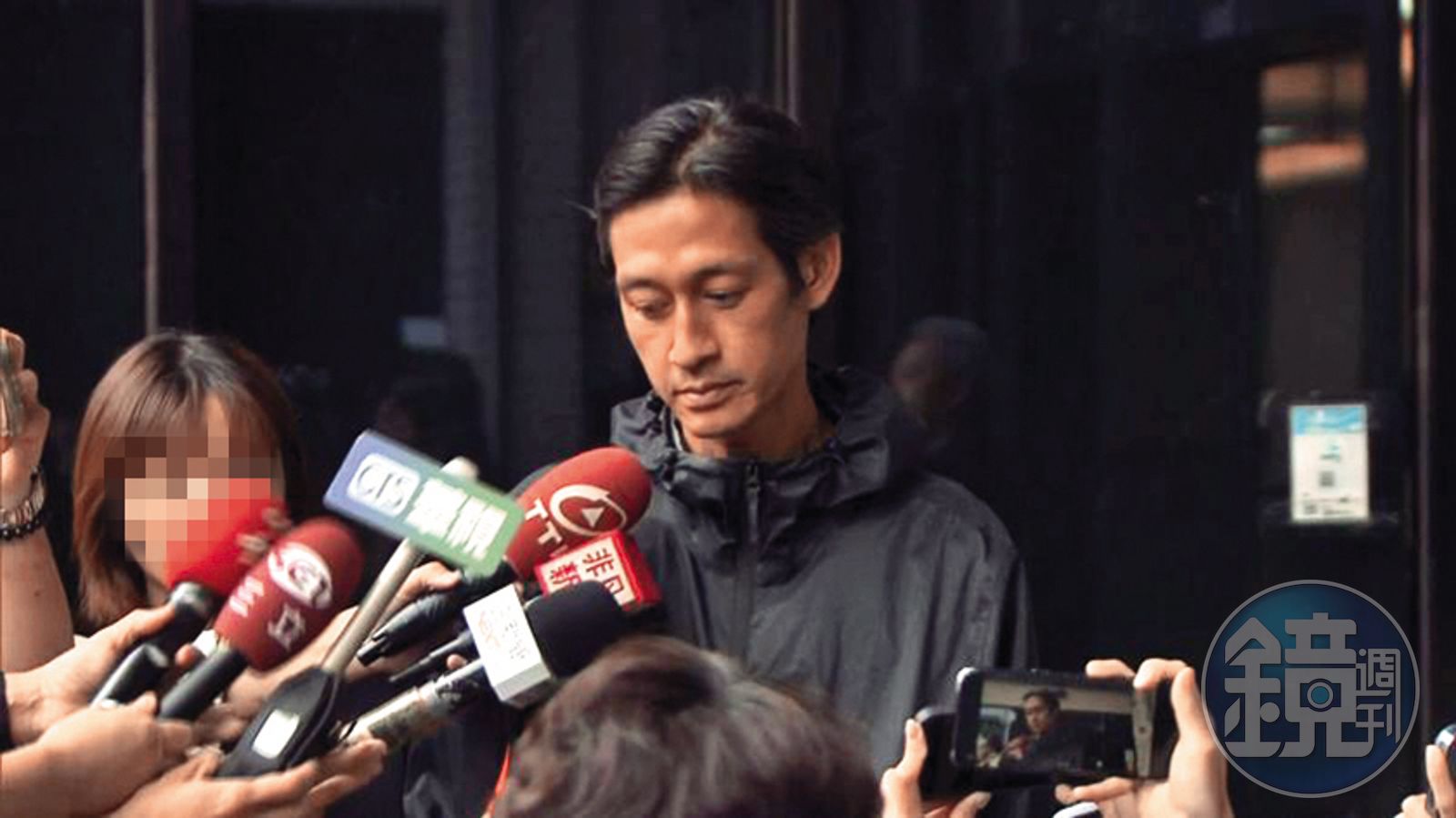 唐治平在母喪後第三天現身地檢署,雖領取「相驗屍體證明書」,但拒不認屍,近日才態度軟化。(圖/鏡週刊)
