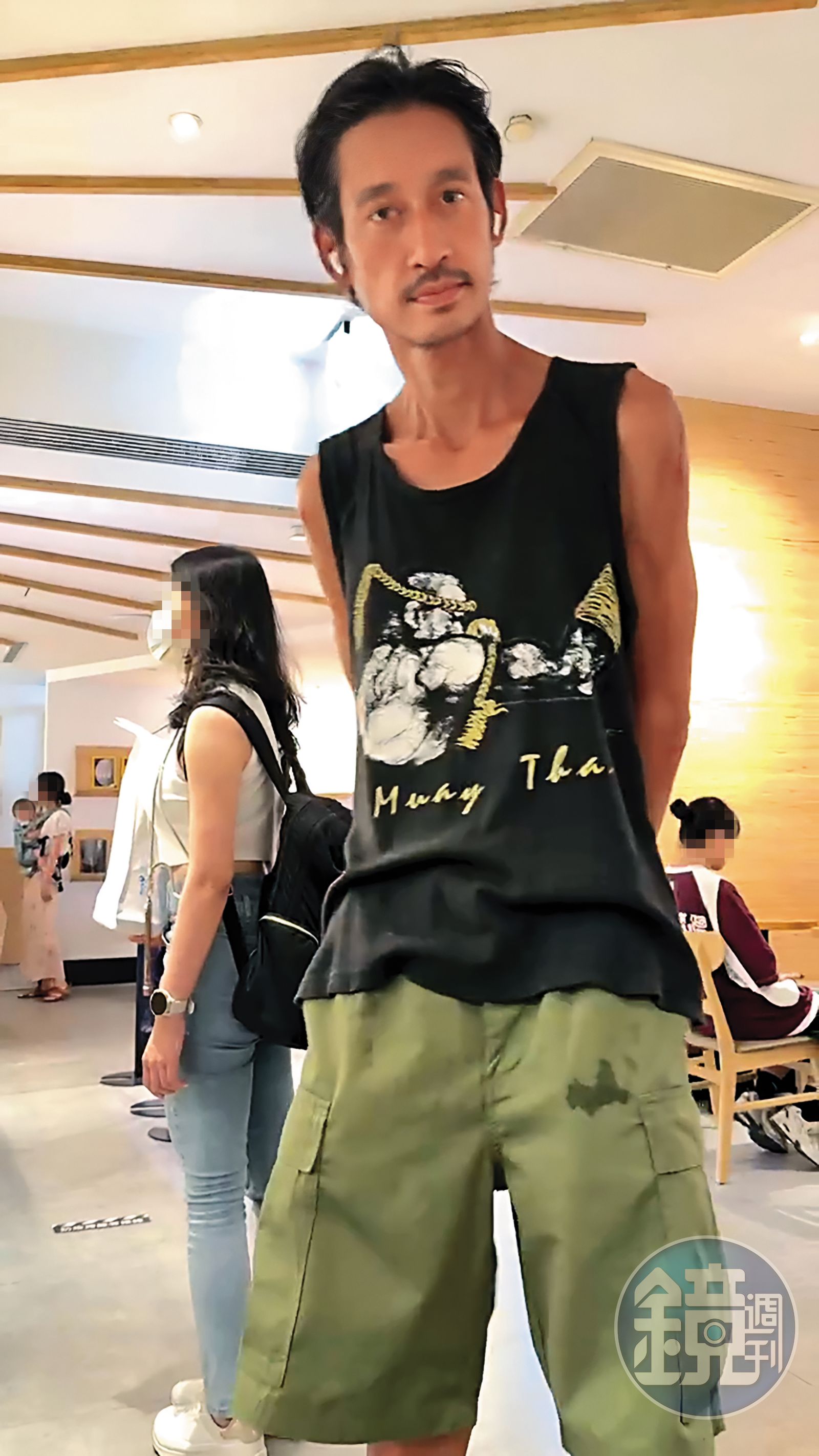 盯著櫥櫃裡餐點研究半天的唐治平,並沒有呼喚店員點餐。(讀者提供/鏡週刊)