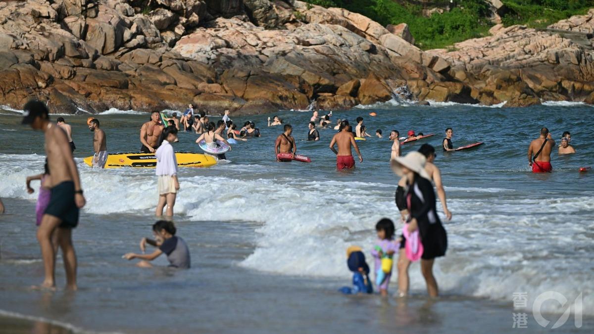 7月20日香港石澳海灘已颳起大浪,有遊客遭浪捲走被救生員救起。(圖/香港01)