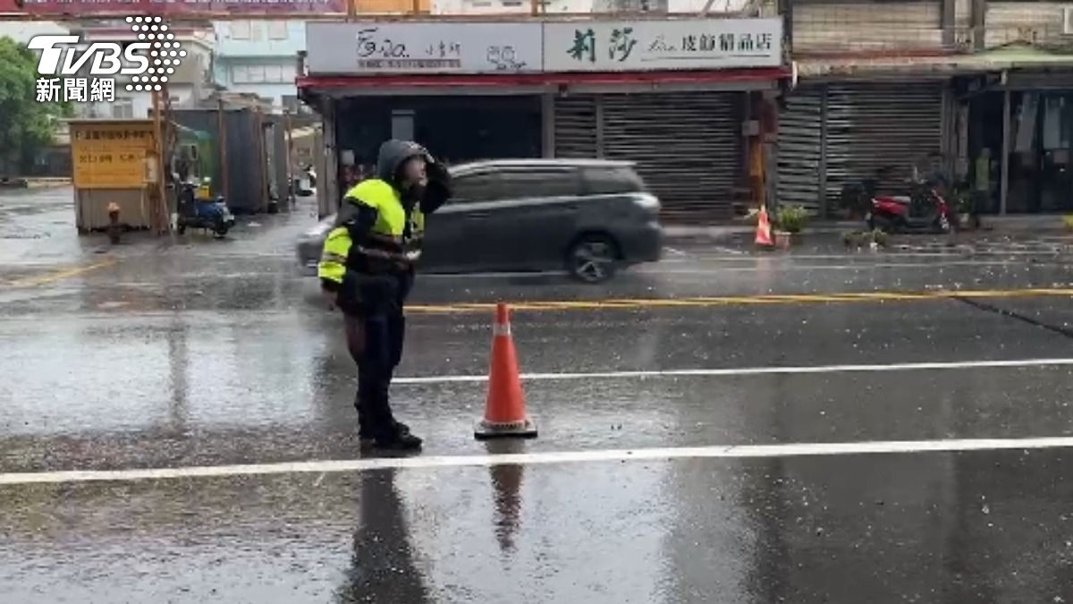 員警接獲通報後,趕緊到場進行單側道路封閉。(圖/TVBS)