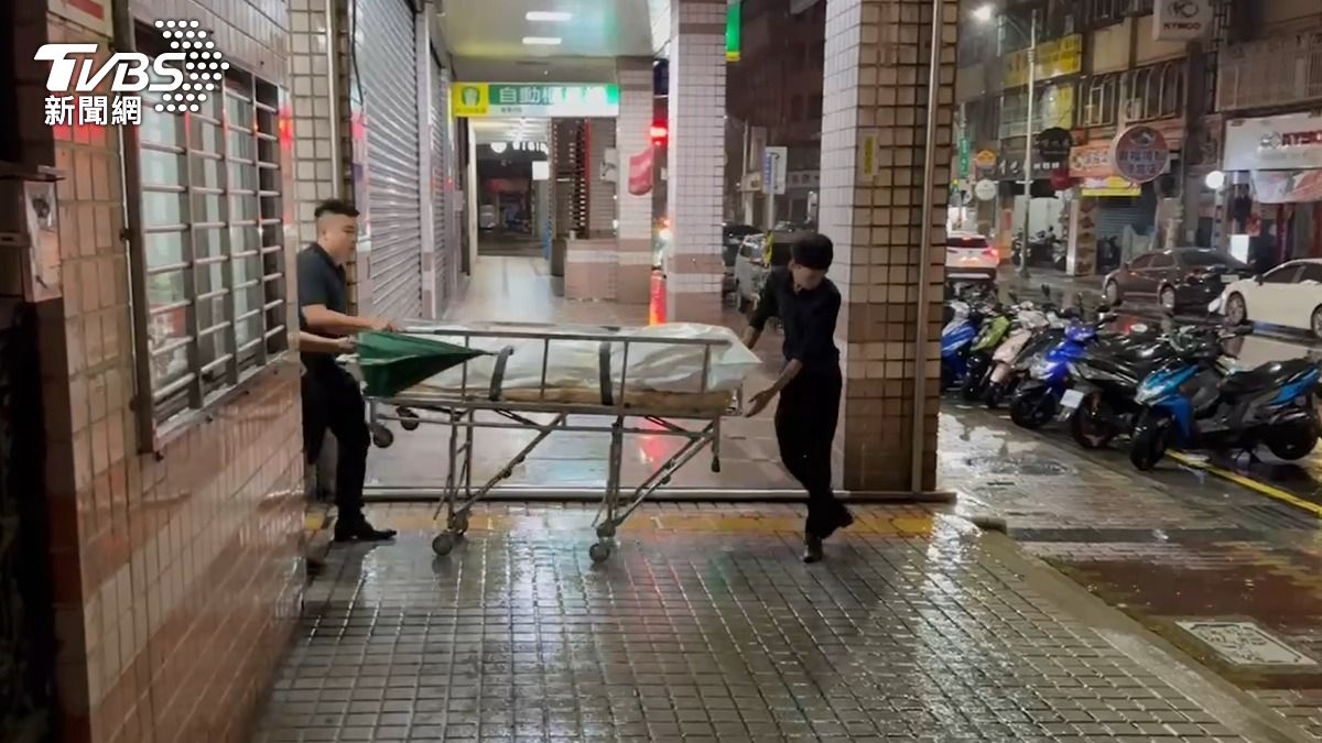 潘姓男子疑似觸電身亡未送醫，葬儀社人員到場將遺體運下樓。（圖／TVBS）