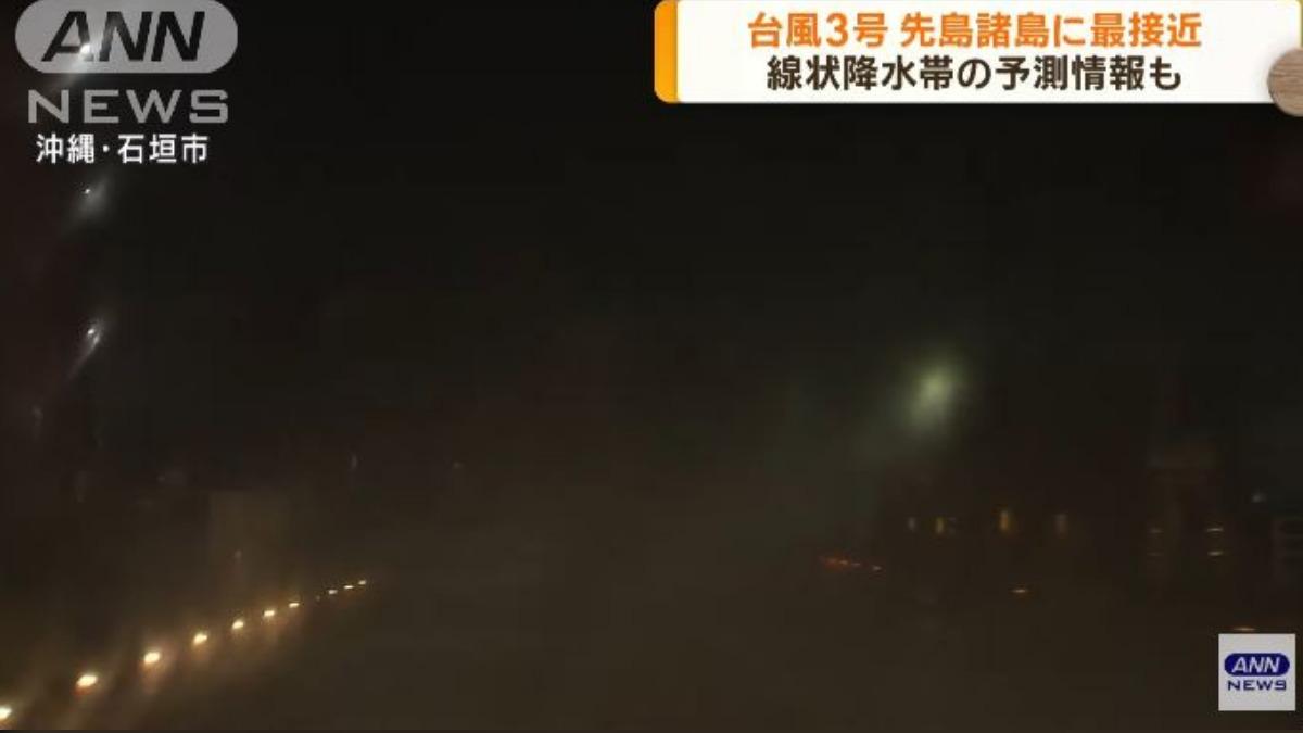 當地甚至因滂沱大雨,開車時,無法看清前方10分尺的距離,導致駕車困難。(圖/擷取自ANN NEWS)