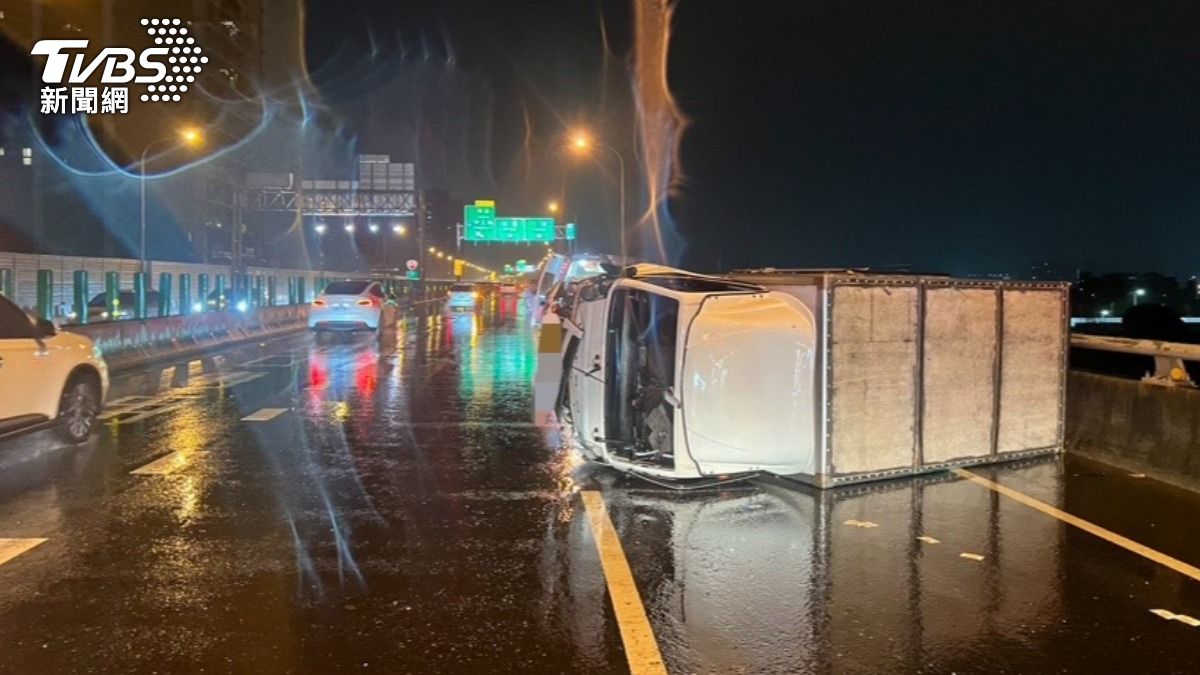 颱風夜驚傳翻車事故!小貨車台65上失控側翻…疑積水釀禍