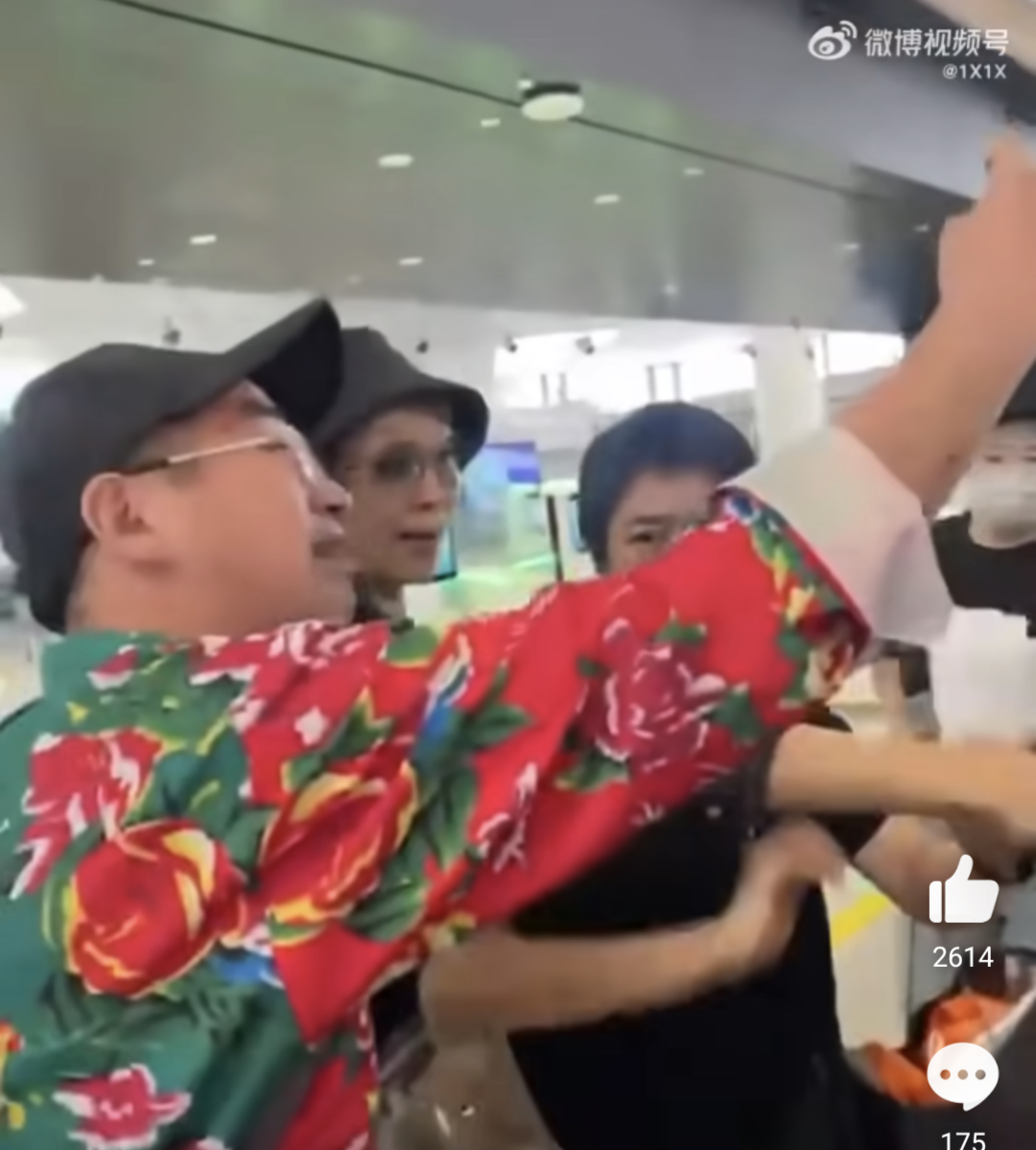 中年大叔硬要與葉童合影，被工作人員趕離後竟破口大罵，更罵葉童「破演員」。（圖／翻攝自微博影片）