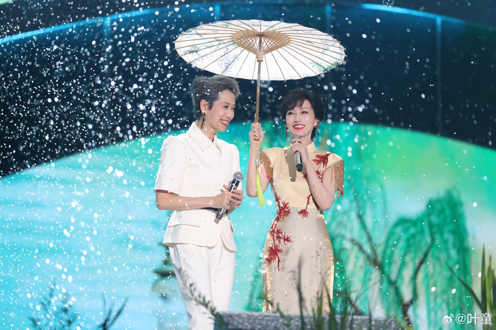 葉童與趙雅芝1992年演出台劇《新白娘子傳奇》，事隔30多年竟還舉辦巡演，2人再度同框感動大把已是中老年的劇迷。（圖／翻攝自葉童微博）