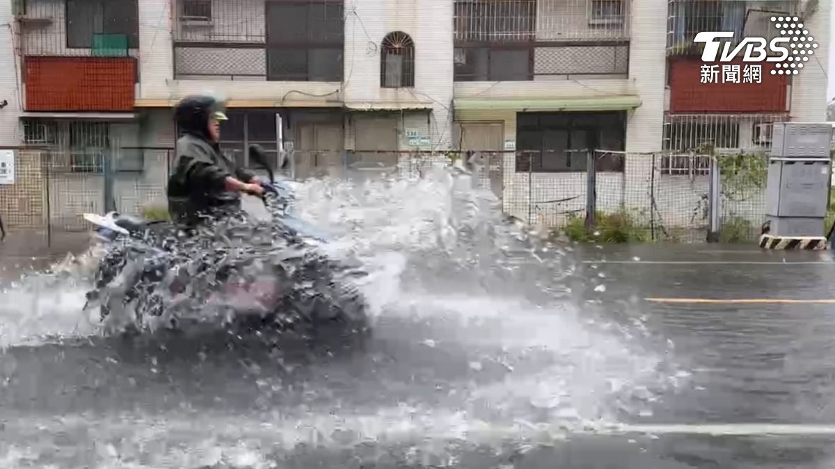 凱米颱風/暴雨+天文大潮!高雄旗津慘淹一片 直逼半個輪胎高