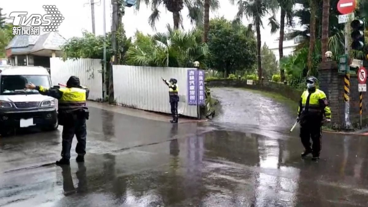 因應吉林街水門關閉,警方在周遭路段進行交通管制。(圖/TVBS)