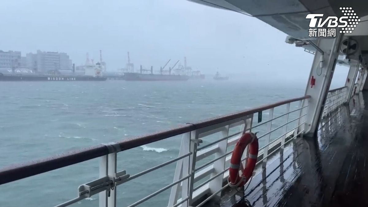 台灣大風大雨,船公司僅安排巴士送旅客到車站定點。(圖/TVBS)