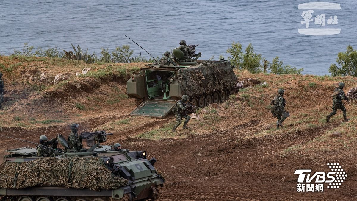 機步營官兵下車進入陣地向海面之敵攻擊。(圖/國防部提供)