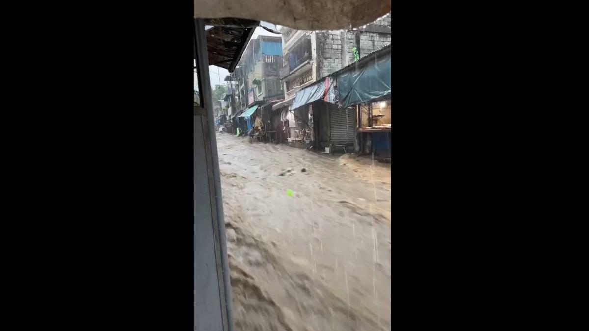凱米颱風襲擊菲律賓帶來驚人雨量，讓馬尼拉近郊奎松市出現驚人洪水災情。（圖／翻攝自Genevie Alvarez/FB）