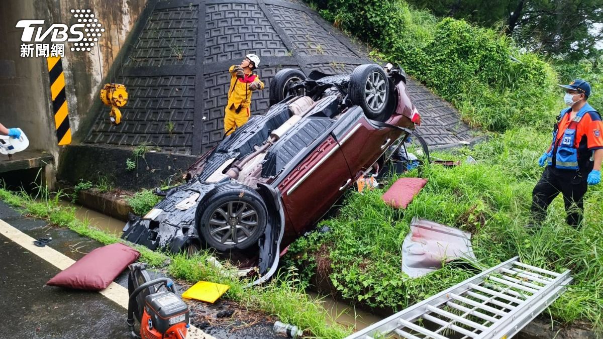 瞬間風勢太強?台南轎車國道失控「墜5米邊坡」車體嚴重變形