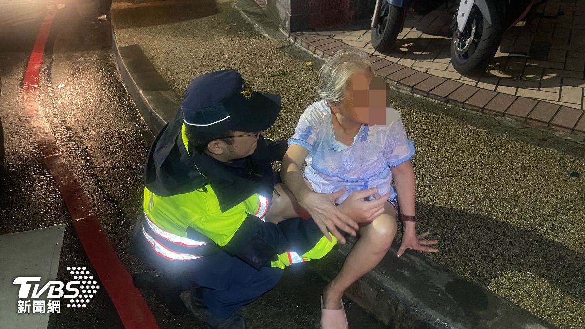 基隆警方昨日發現一名老嫗跌坐於人行道上。(圖/TVBS)