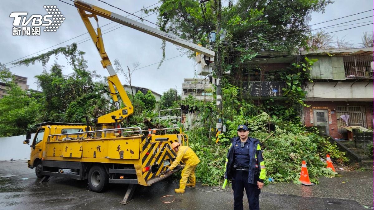 七堵區長安街今日上午也發現有路樹倒塌、電線垂落等情形。(圖/TVBS)