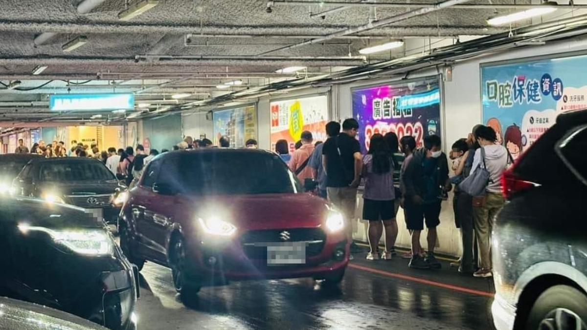 桃園台茂塞爆「商場排到停車場」!在地驚:應該不少外地人