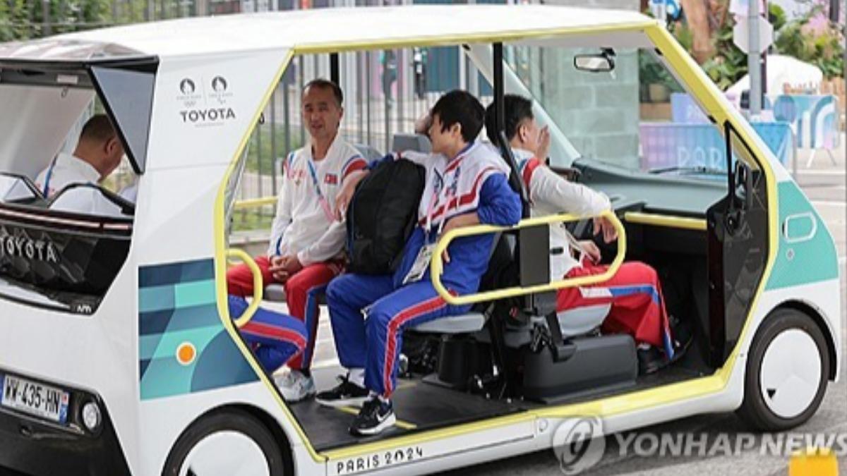 報導稱,除了運動練習時間外,北韓選手的行蹤相當難以捉摸,只能拍攝到他們使用電動車移動的身影。(圖/擷取自m-jp.yna.co.kr)