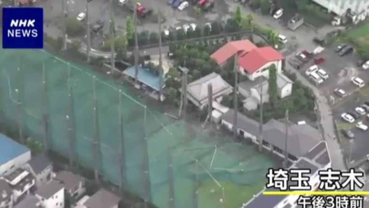 高爾夫球練習場,支柱直接被暴風吹斷,其中有幾根甚至倒塌在街道上,影響交通。(圖/擷取自NHK)
