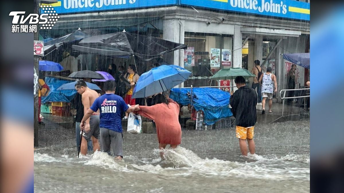 凱米颱風帶來的西南氣流和雨勢，讓菲律賓馬尼拉深陷洪水威脅，到處都有淹水。（圖／達志影像美聯社）