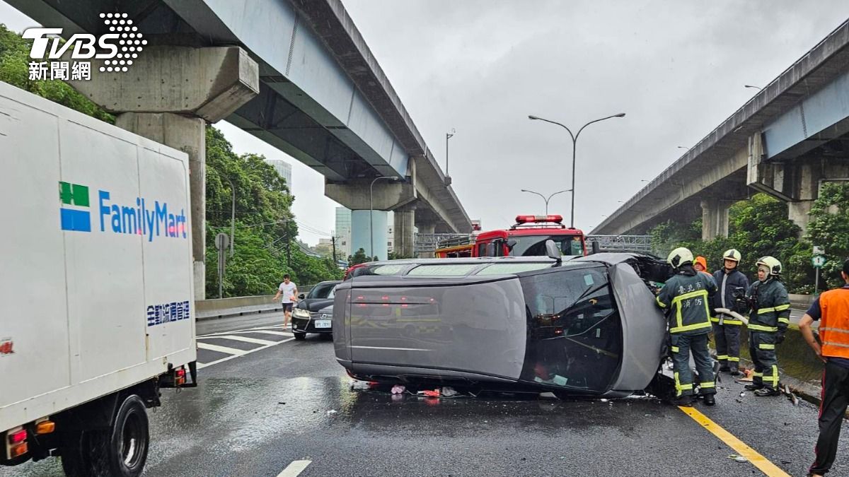 快訊/國1內湖路段2車碰撞!休旅車翻覆路中央 4傷送醫