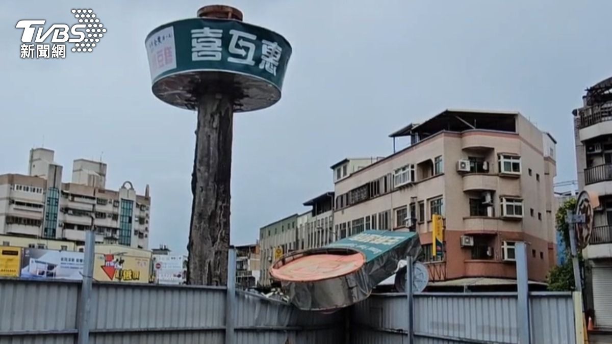 超市招牌砸在停車場的鐵皮圍欄上。(圖/TVBS)