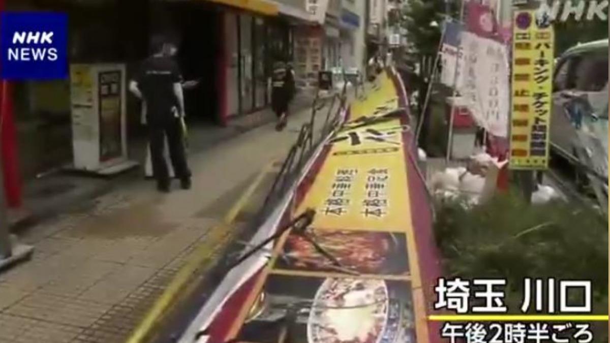 埼玉縣突吹龍捲風!看板、樹木遭吹飛砸人 網:像世界末日