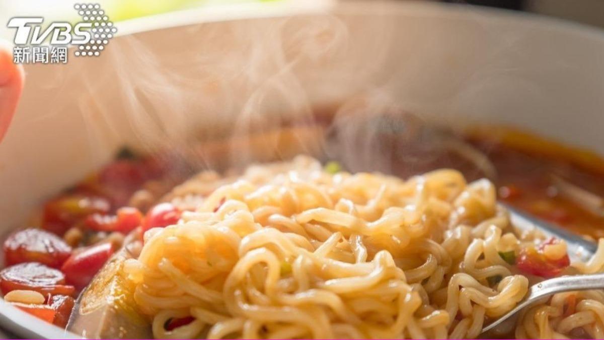 颱風天必吃泡麵?柯震東發文求解 網淚刷一排回憶殺