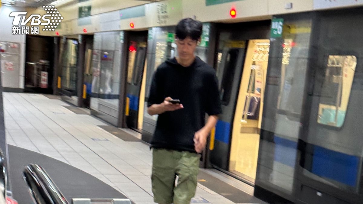 獨/唐治平遊蕩街頭「淋強颱凱米豪雨」 喃喃自語引側目