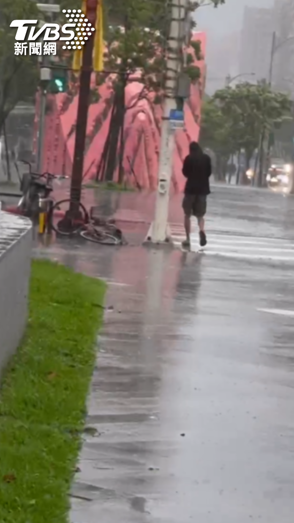 唐治平淋著豪雨在強颱凱米中奔跑。(圖/劉建偉攝)
