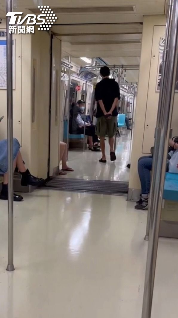 唐治平在車廂中徘徊,不時碎碎念。(圖/劉建偉攝)