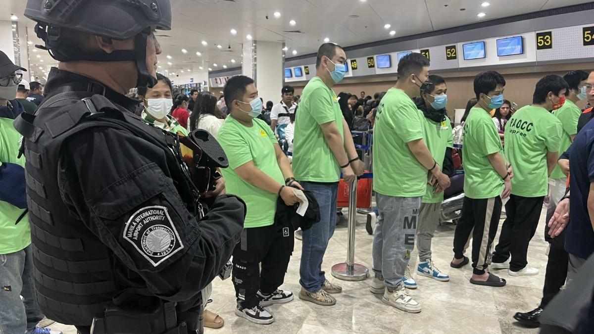 菲律賓警方曾在2月,遣返40名中國公民,涉嫌替非法的離岸博奕公司打工。(圖/翻攝自X @globaltimesnews)