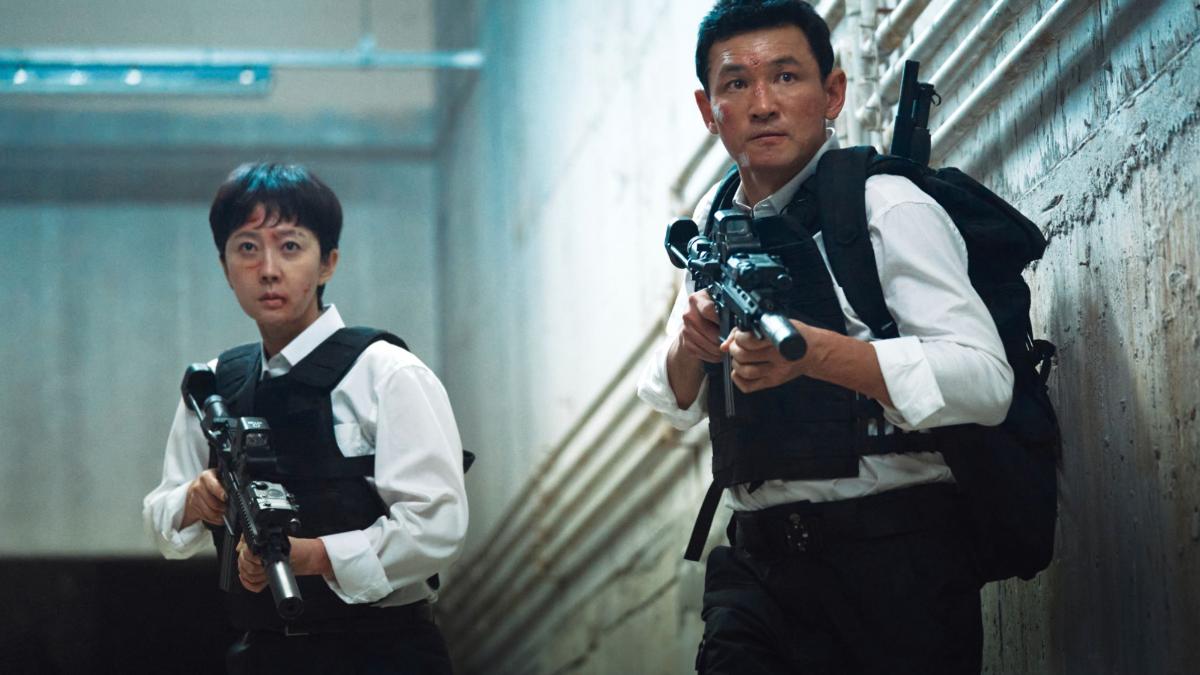 實力派演員黃晸玟與廉晶雅在《Cross:跨界任務》飾演一對特務夫妻。(圖/Netflix提供)