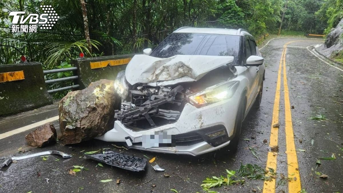 快訊/凱米來勢洶洶!巨型落石「命中」來車 引擎蓋炸開駕駛急閃