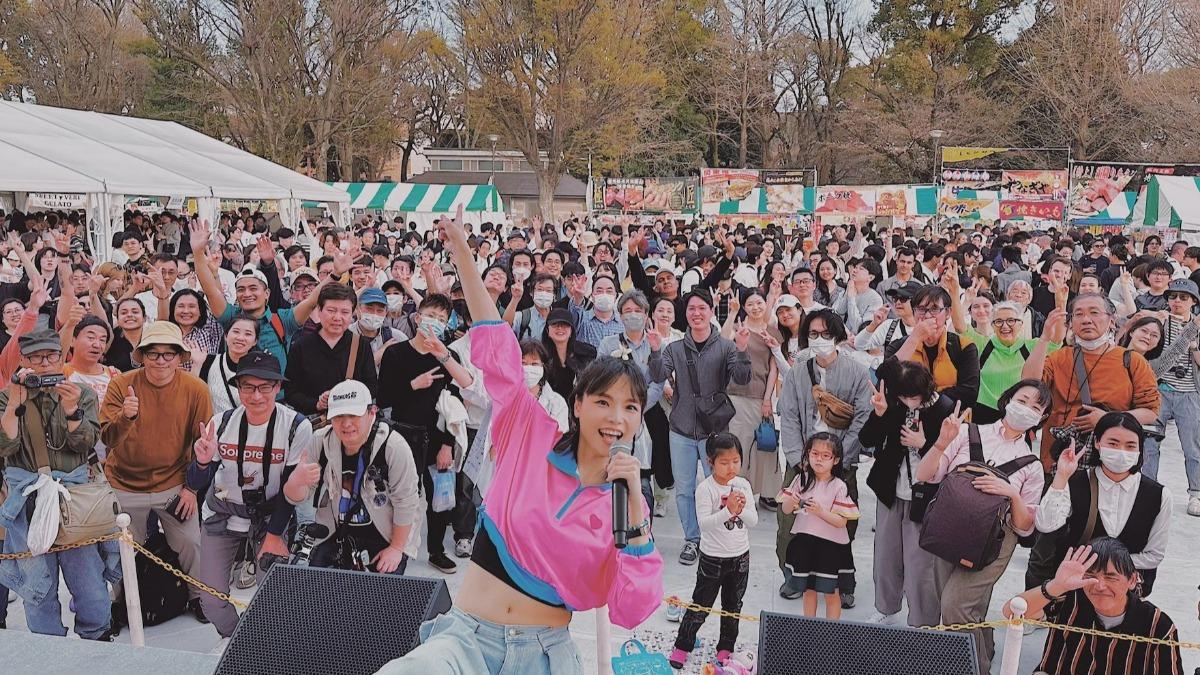 台灣女星奔日本開唱!台下女子邊哭邊衝向舞台 背後原因曝光