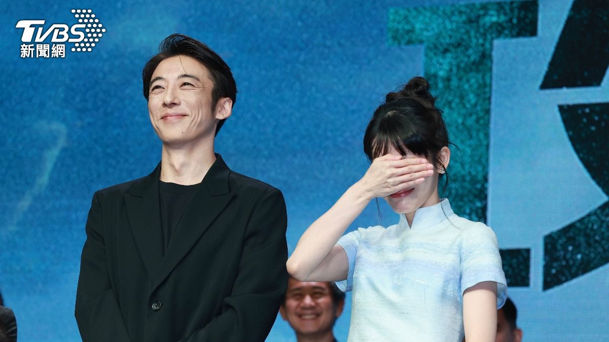 連俞涵(右)看到高橋一生秒變嬌羞少女。(圖/黃城碩攝)