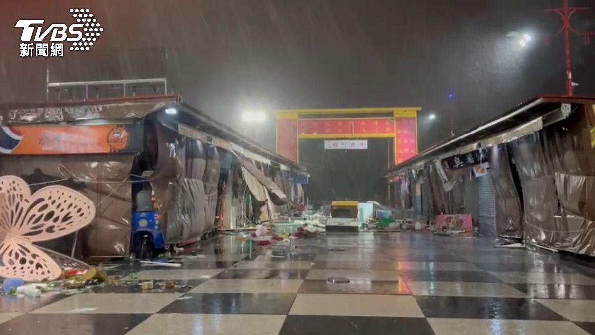 凱米轟炸花蓮,風雨強襲東大門夜市。(圖/TVBS)