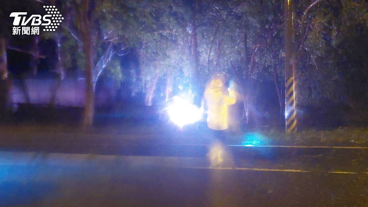 台11線5k處有電線桿電線斷裂。(圖/TVBS)