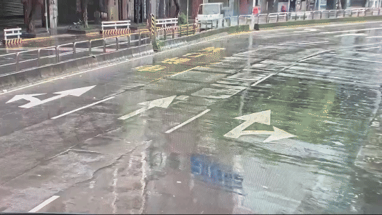 貨車失控撞斷號誌牌，驚險過程被監視器拍下。（圖／TVBS）