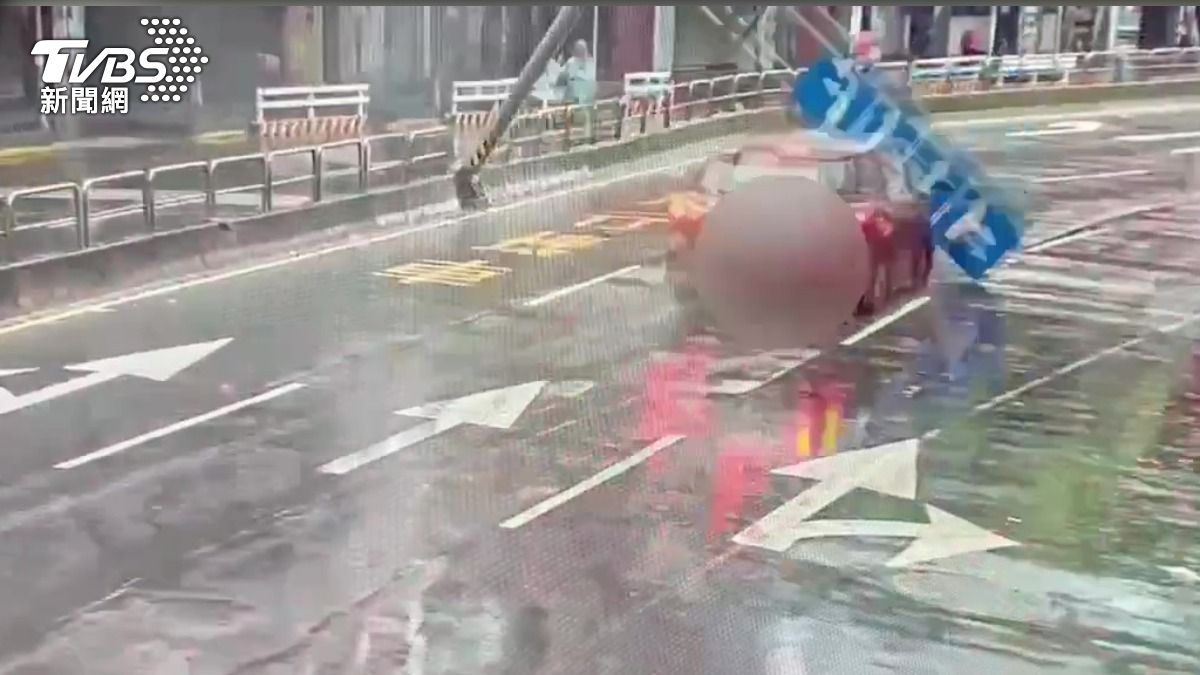 有片／北市貨車打滑撞分隔島　號誌斷裂如「斷頭台」砸轎車