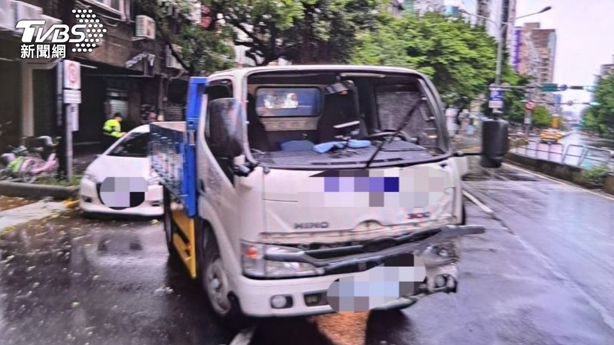 肇事貨車擋風玻璃破裂駕駛受傷送醫。（圖／TVBS）