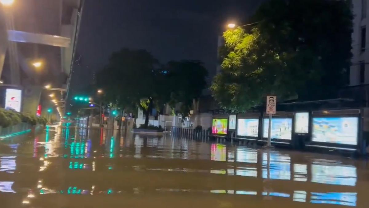 凱米颱風挾帶驚人雨量襲擊菲律賓,讓大馬尼拉出現嚴重洪災淹水災情。(圖/翻攝自 X @DisasterTrackHQ)