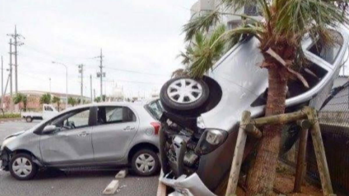 沖繩多台當地民眾車輛因暴風而被吹翻,也有車輛直接強烈撞擊路邊樹木,導致車身損壞。(圖/擷取自X@R__mini)