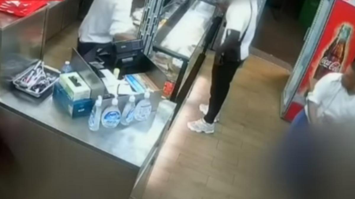 侵犯女子的5人之1(圖中白衣黑褲男子)也來到烤肉店。(圖/翻攝自YouTube@7NEWS)