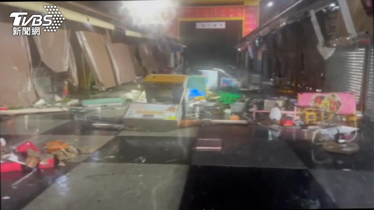 凱米颱風強襲東大門夜市,許多攤販被強風吹到路上,雜物四散。(圖/TVBS)